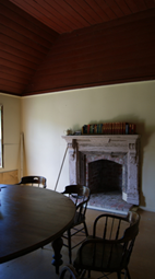 A room with a table and chairs

Description automatically generated