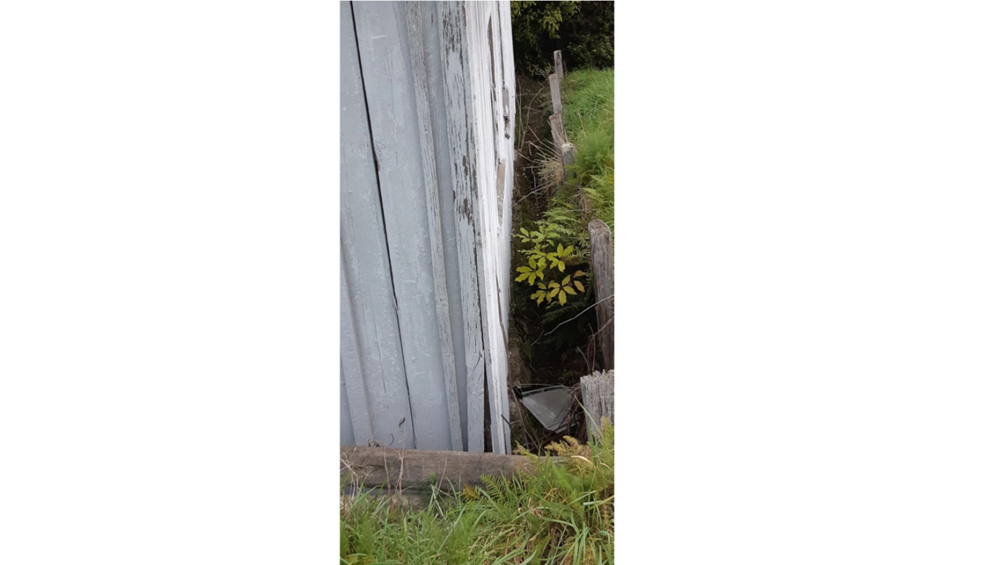 A close-up of a fence

Description automatically generated