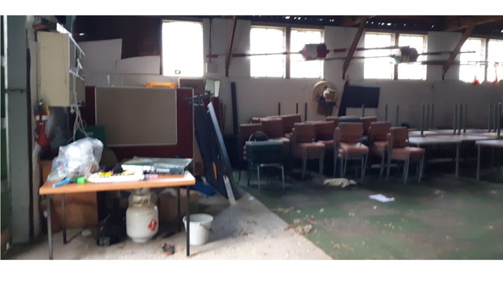 A room with chairs and a table

Description automatically generated
