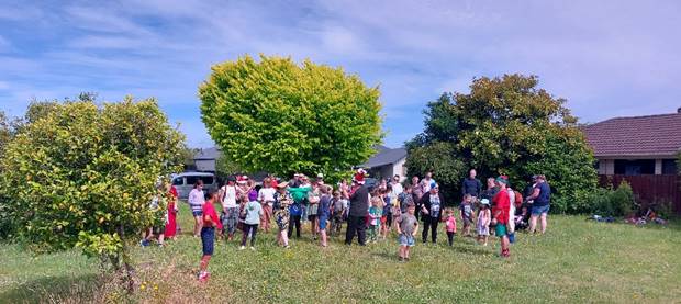 A group of people standing in a grassy area

Description automatically generated