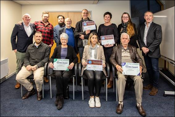 A group of people holding certificates

Description automatically generated
