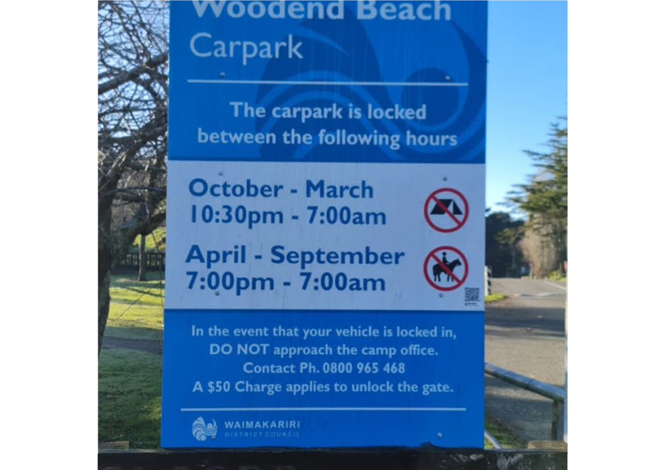 A sign on a fence

Description automatically generated