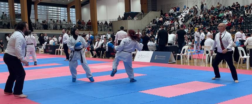 People martial arts on a mat

Description automatically generated