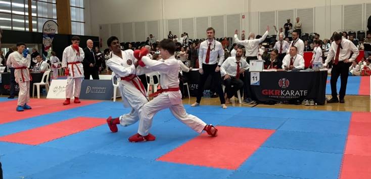 A group of people in a gym

Description automatically generated