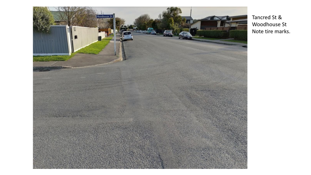 A road with cars parked on it

AI-generated content may be incorrect.