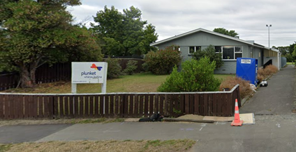 A house with a sign in the background

AI-generated content may be incorrect.