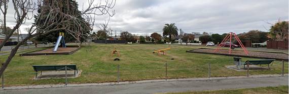 A grass field with trees and a road

AI-generated content may be incorrect.