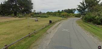 A road with grass and trees

AI-generated content may be incorrect.